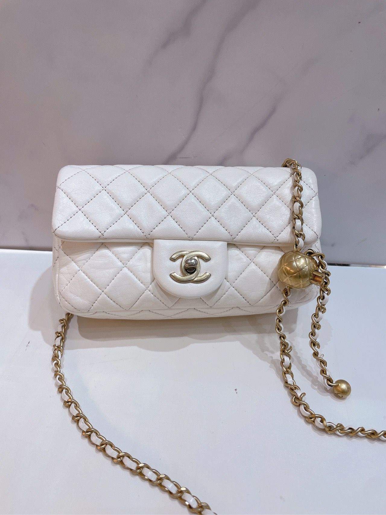 Chanel bag white discount pearl